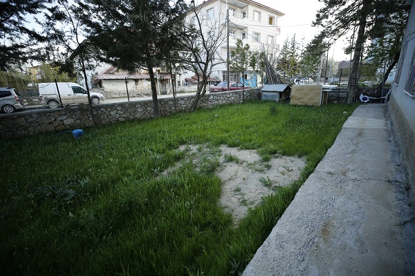 Depremden sonra ortayla çıktı! Evin bodrumundan çıkan suyun sırrı ne? 5