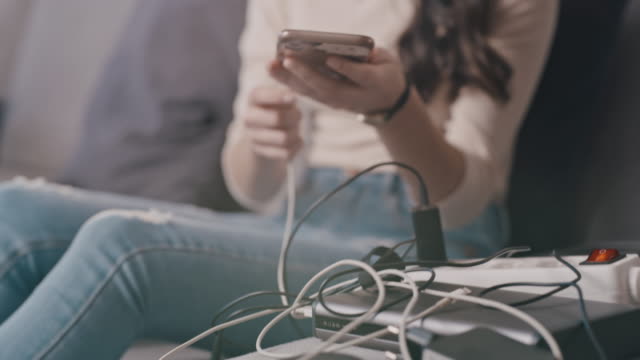 Prizde şarj aleti bırakmak elektrik tüketir mi? İşte prizde kalan şarj aletinin size aylık maliyeti 11