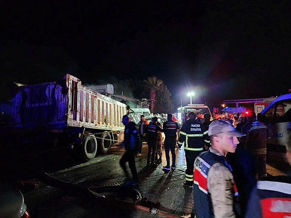 hatayda-feci-kaza-kontrolden-cikan-kamyon-asker-ugurlayan-kalabaligin-arasina-daldi-cok-sayida-olu-ve-yarali-v-1683396957156