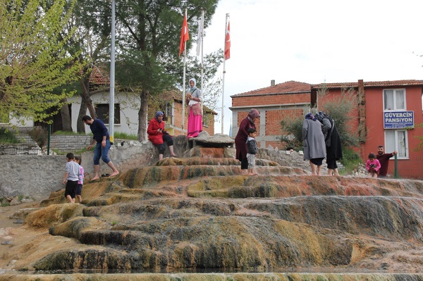 Herkes buraya akın ediyor! Şifalı kırmızı suyun sırrı ne? 1