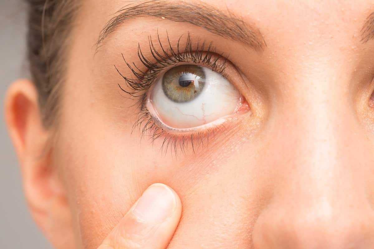 Bu belirtilere çok dikkat edin! Gözünüzün önünde bir şeyler mi uçuşuyor? 2