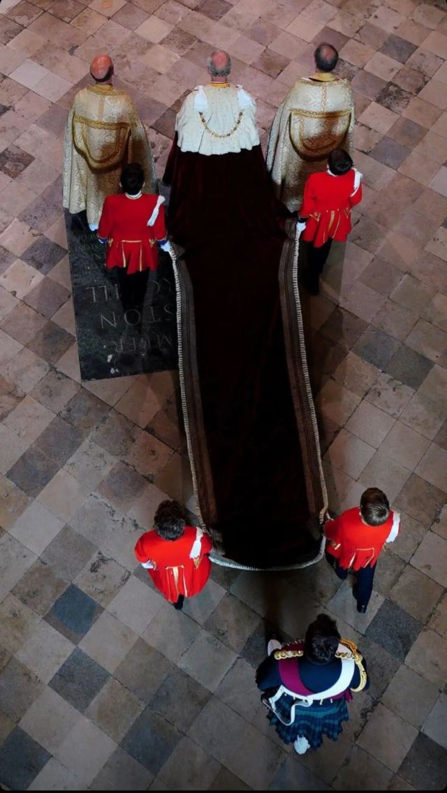 İngiltere Kralı 3. Charles, görkemli bir törenle tacını taktı 9