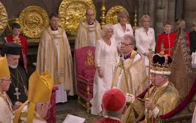 İngiltere Kralı 3. Charles, görkemli bir törenle tacını taktı 1
