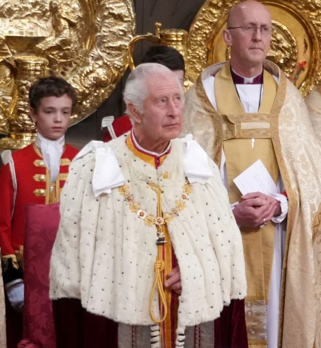 İngiltere Kralı 3. Charles, görkemli bir törenle tacını taktı 8