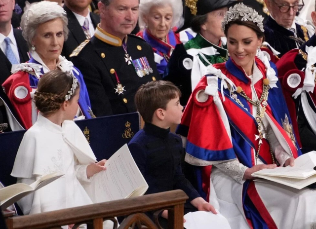 İngiltere Kralı 3. Charles, görkemli bir törenle tacını taktı 7