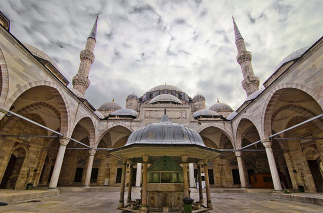 İşte tarih! Şehzade Camii sütununda yer alan yazı dikkat çekti 2
