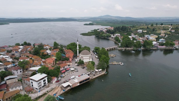 70 yıl sonra bir ilk Haliç’ten çıktı, Uluabat Gölü kenarındaki Gölyazı’ya yüzerek getirildi 1