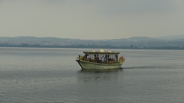70 yıl sonra bir ilk Haliç’ten çıktı, Uluabat Gölü kenarındaki Gölyazı’ya yüzerek getirildi 5
