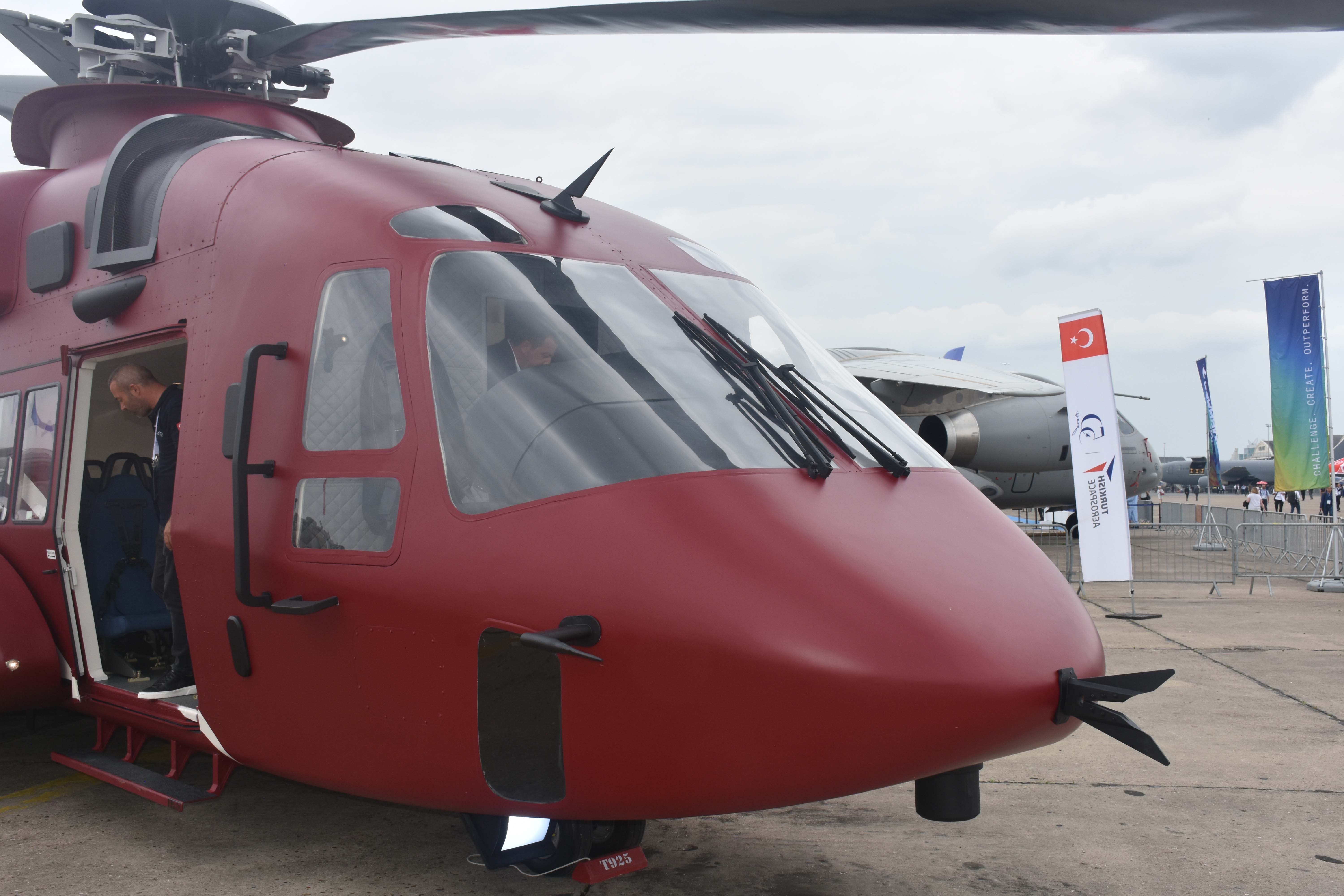 İlk kez vitrine çıktı! İşte Türkiye'nin yeni helikopteri T925 7