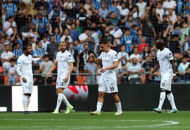 Beşiktaş'ta yaprak dökümü başladı! Şenol Güneş 5 yıldızın biletini kesti... 3