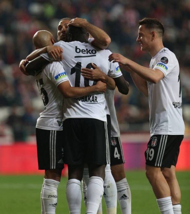 Beşiktaş'ta yaprak dökümü başladı! Şenol Güneş 5 yıldızın biletini kesti... 4