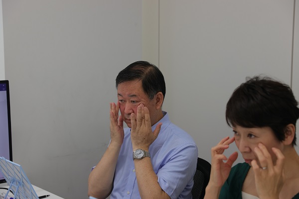 Bunun için eğitim almaya başladılar! Japonlar nasıl gülümseneceğini unuttu! 3