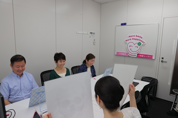 Bunun için eğitim almaya başladılar! Japonlar nasıl gülümseneceğini unuttu! 5