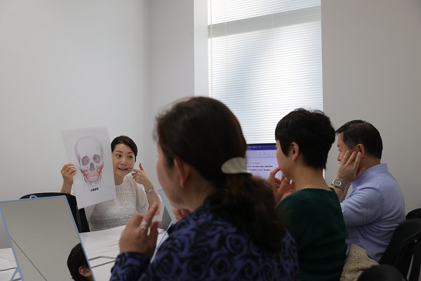 Bunun için eğitim almaya başladılar! Japonlar nasıl gülümseneceğini unuttu! 2