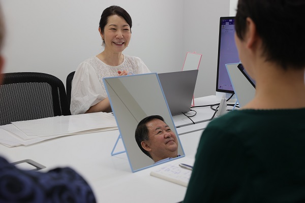 Bunun için eğitim almaya başladılar! Japonlar nasıl gülümseneceğini unuttu! 6