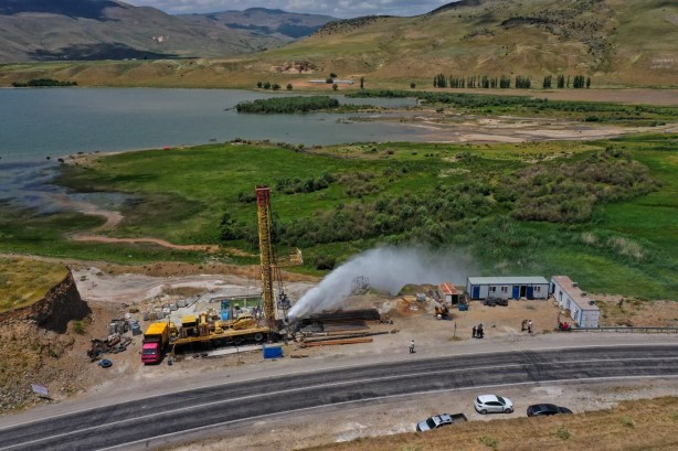 Yerin 750 metre altında bulundu, her yerden fışkırmaya başladı 3