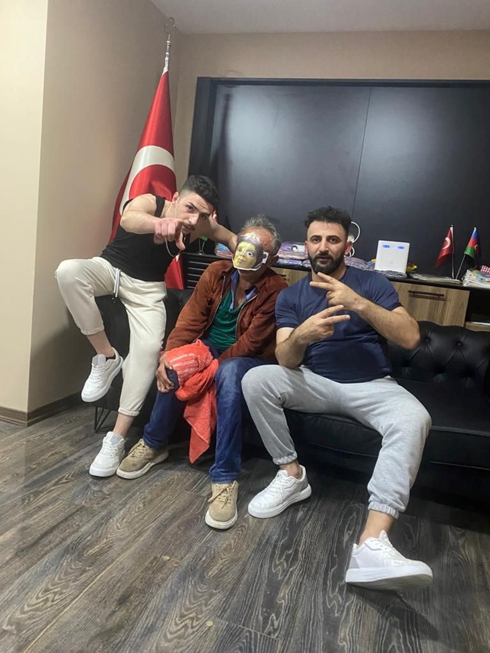 Müzik eşliğinde işkence! Saatlerce dövüp kayda aldılar 1