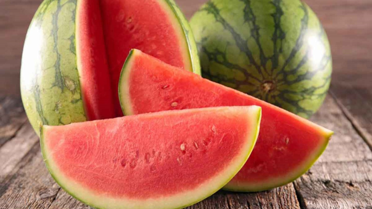 Aman dikkat! Karpuzu böyle yemek hastalık saçıyor! 9