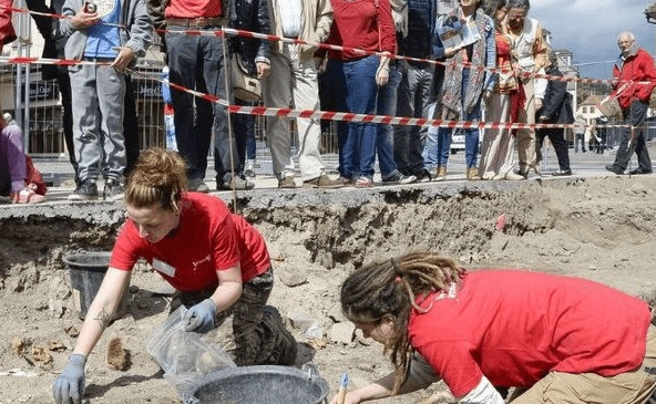 Sadece 1 tane beklerken… Kazı yapan Fransızlar şoke oldu 3