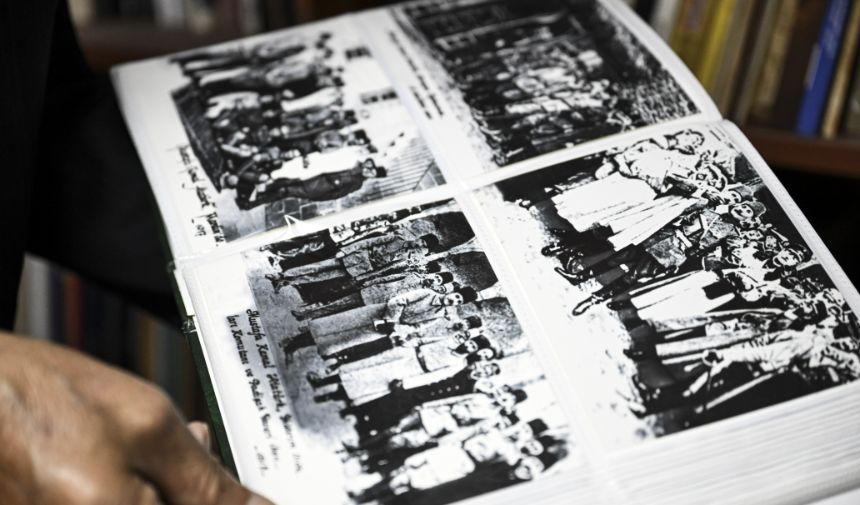 AA-20231011-32369269-32369265-ATATURKUN_TBMMDE_DUA_ETTIGI_FOTOGRAFIN_DA_BULUNDUGU_KOLEKSIYONUNU_TURK_TARIH_KURUMUNA_BAGISLADI