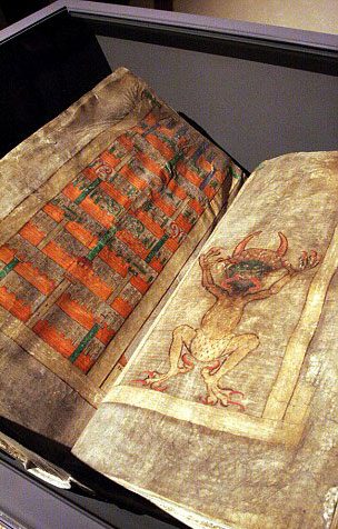 Eksik 10 sayfasının akıbeti bilinmiyor! Dünyanın günah dolu en büyük kitabı 3