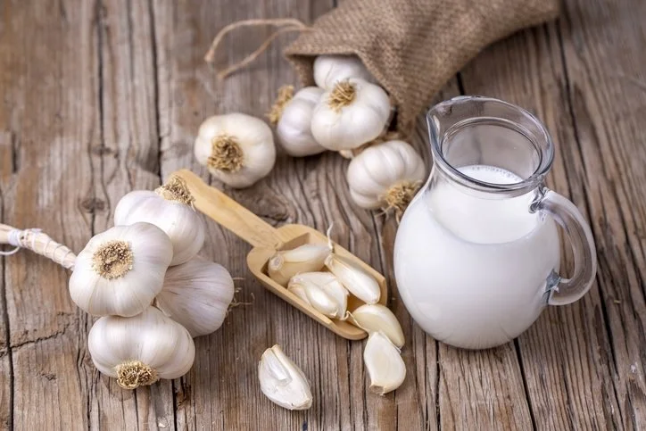 Geçmeyen grip için kurtarıcı karışım: Sütün içine 3 diş ekleyin! Sabaha zımba gibi uyanacaksınız 2