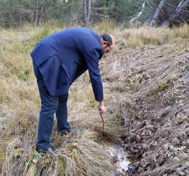 Sivas'ta petrol heyecanı! Nereyi kazsan fışkıran esrarengiz sıvı köylüleri umutlandırdı 3