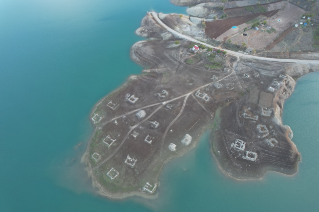 sular-cekildi-40-yil-once-bosaltilan-koy-ortaya-16565597_1487_m