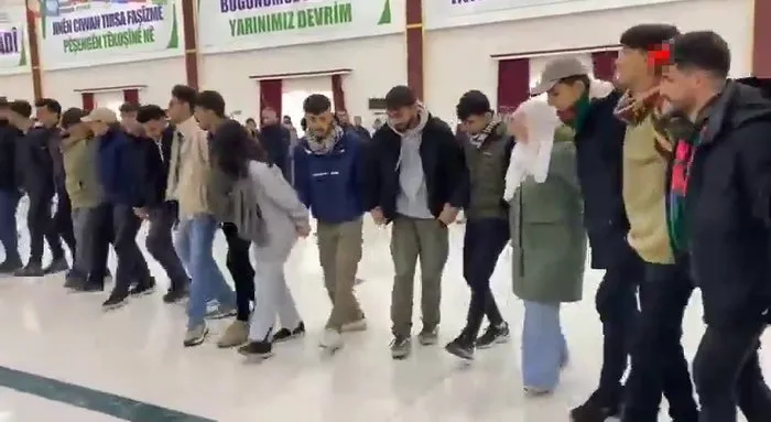 0x0-dem-partinin-kongresinde-skandal-goruntuler-terorist-basinin-sloganlari-atildi-1703414540768