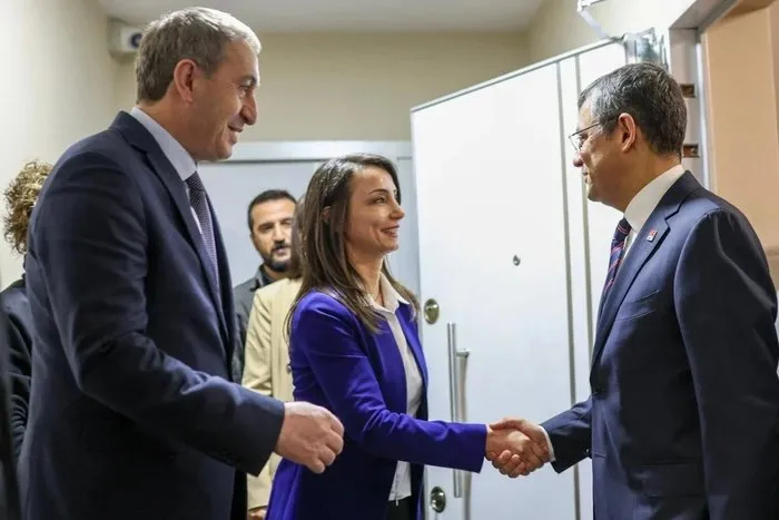 0x0-dem-partinin-kongresinde-skandal-goruntuler-terorist-basinin-sloganlari-atildi-1703414567509