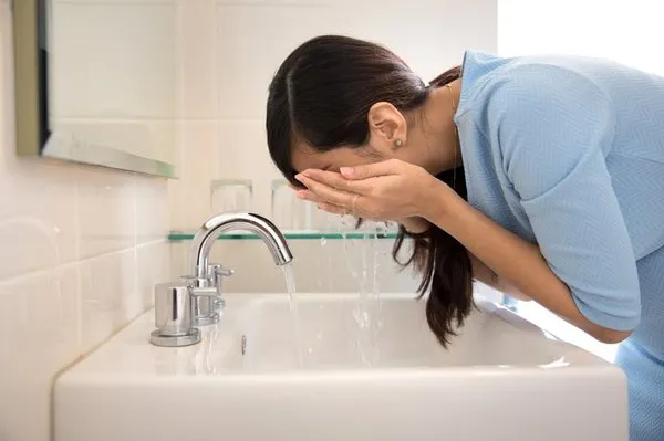 Meğer yüzünüzü yanlış yıkıyormuşsunuz! Bu şekilde yıkamak daha yaşlı görünmeye yol açıyor 7