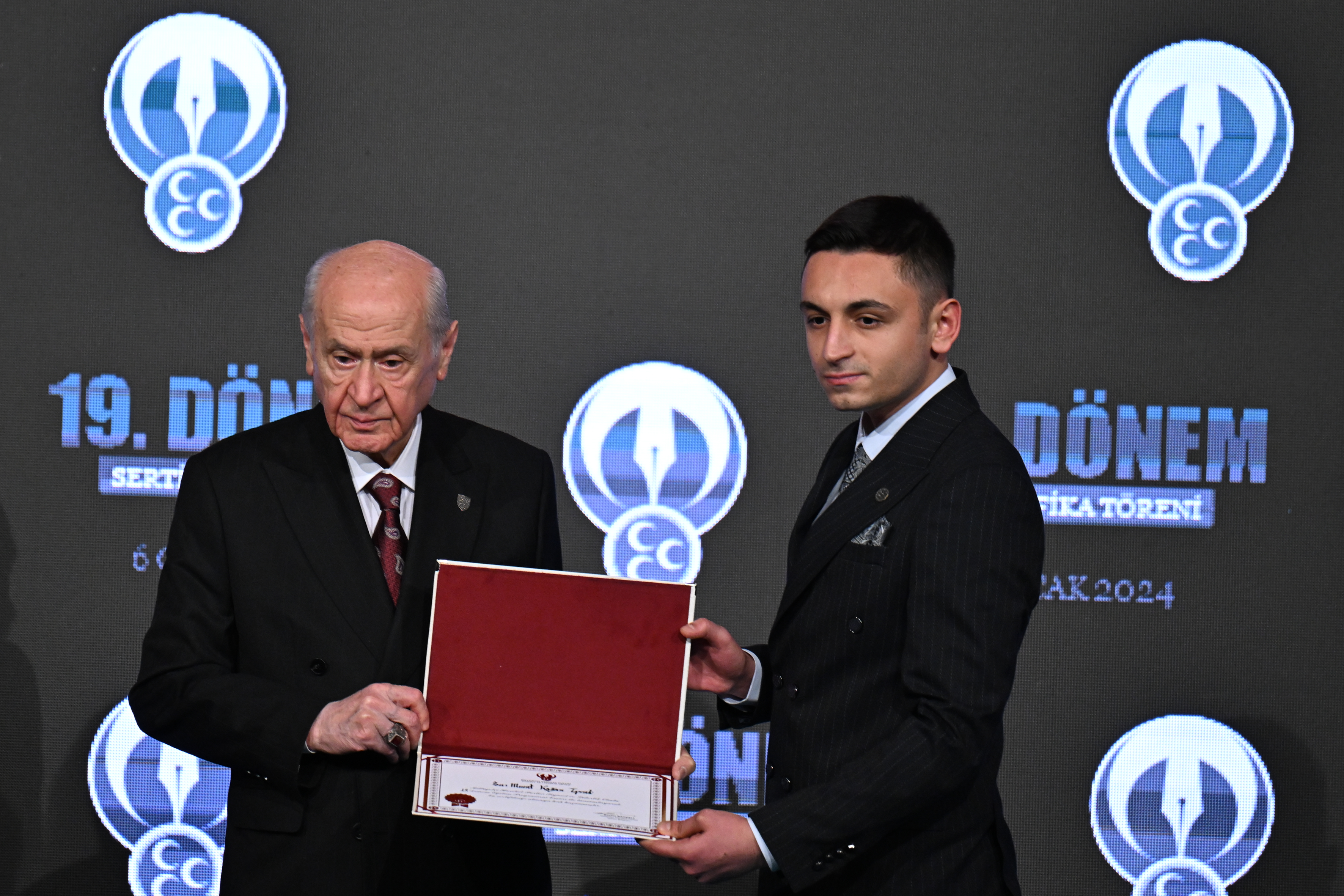 AA-20240106-33369464-33369463-MHP_GENEL_BASKANI_BAHCELI_LIDERLIK_VE_SIYASET_OKULU_19_DONEM_SERTIFIKA_TORENINE_KATILDI