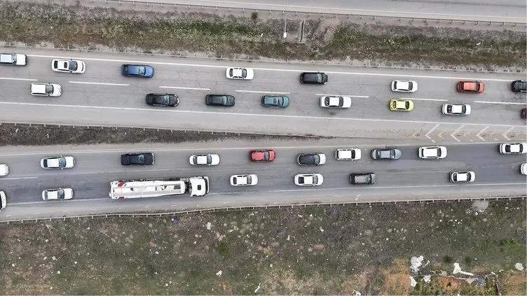 0X0 Bayram Tatili Donus Yolculugu Basladi Kilit Kavsak Kirikkalede Trafik Yogunlugu 1712935842043