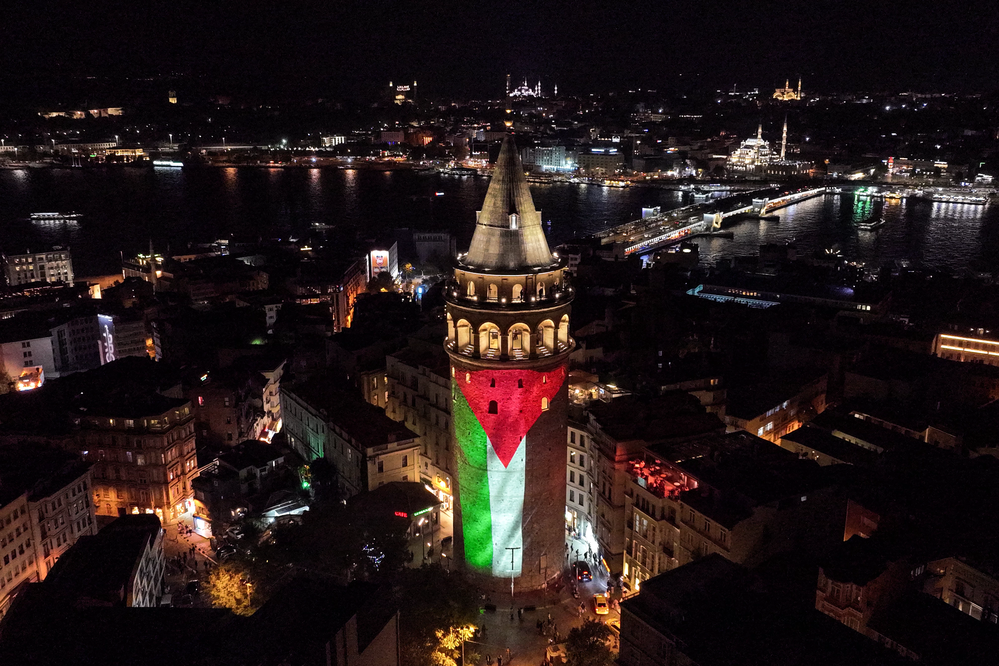 Galata Kulesi'ne Filistin Bayrağı yansıtıldı 1