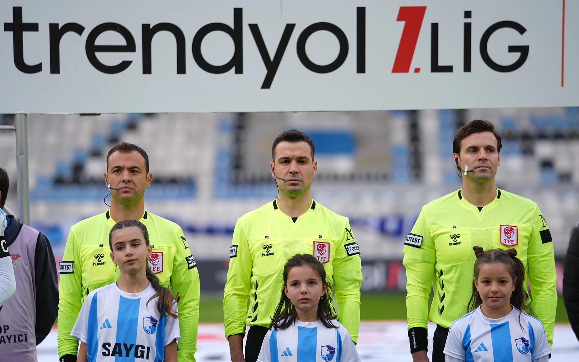 1. Lig karşılaşmasında tribünler karıştı! Hakemler sahadan polis eşliğinde ayrıldı 2