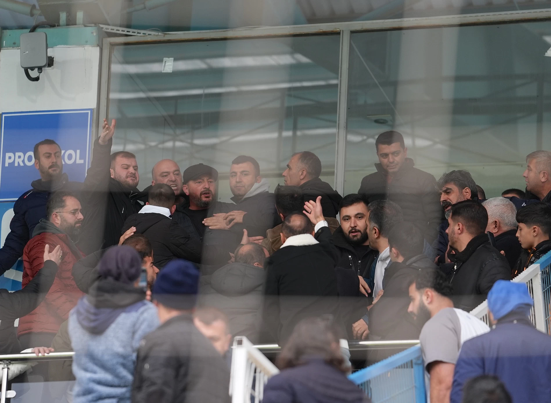 1. Lig karşılaşmasında tribünler karıştı! Hakemler sahadan polis eşliğinde ayrıldı 7