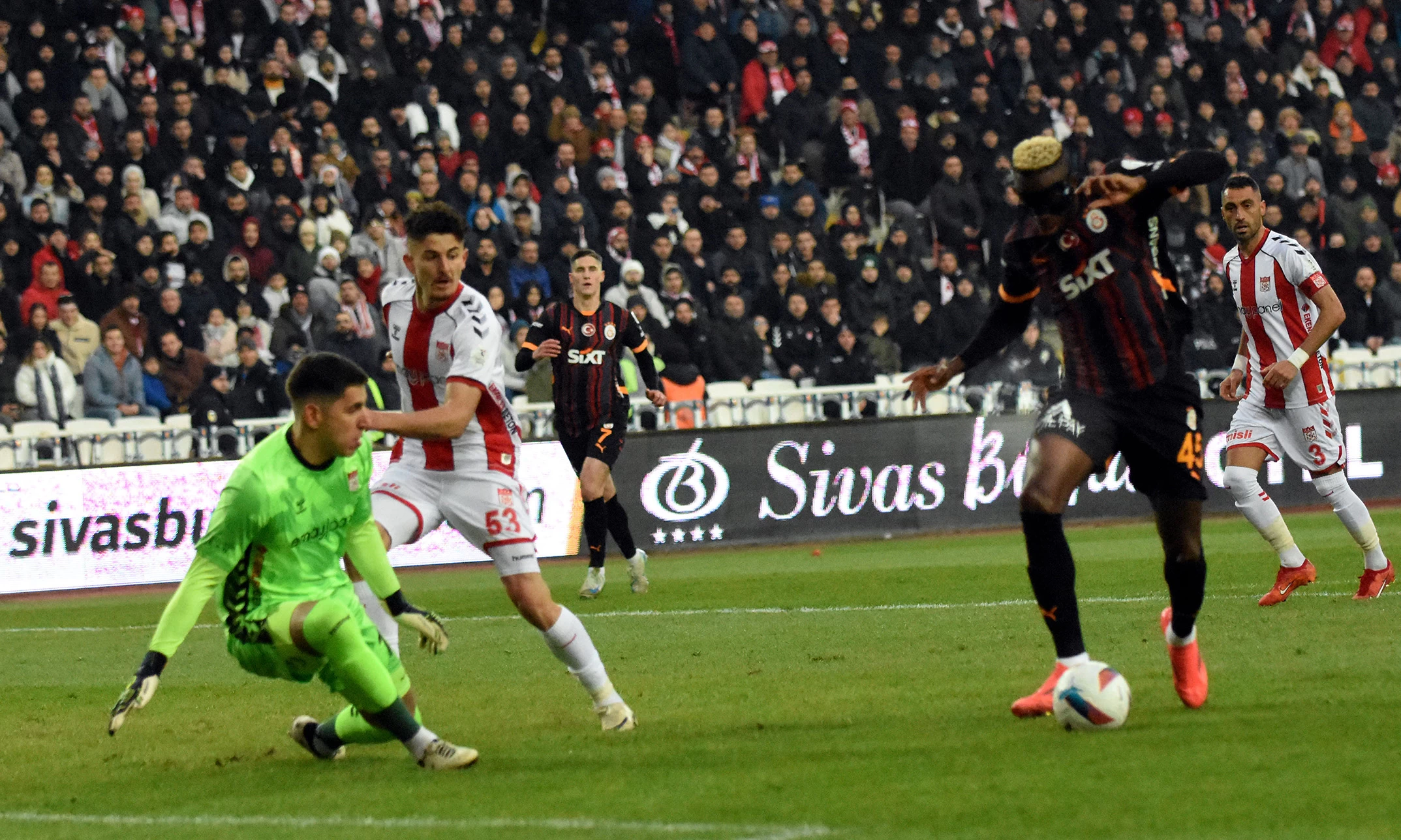 Galatasaray Sivasspor maçında korkutan sakatlıklar! 4