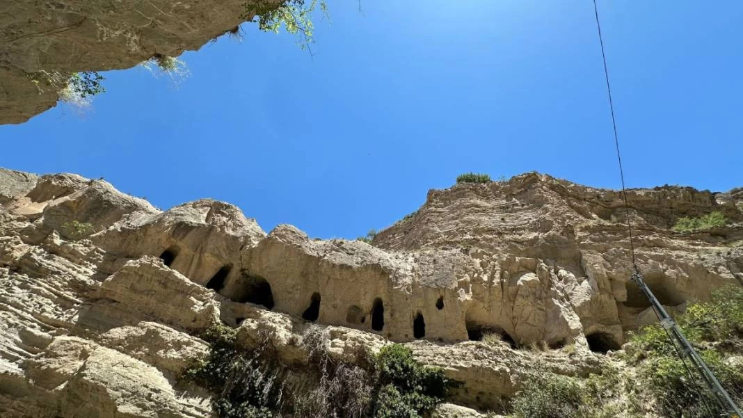 Definecilerin tahrip ettiği Roma dönemine ait mezarlar için koruma çağrısı! 2