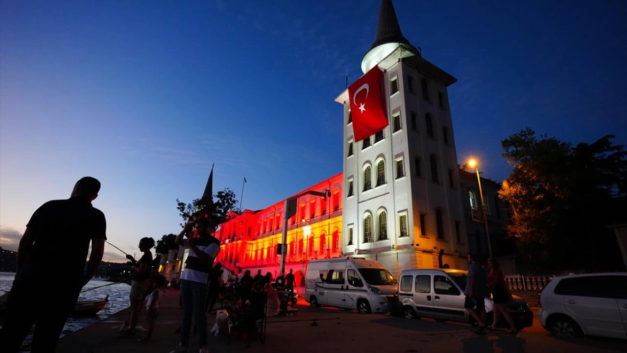 İstanbul'un tarihi mekanları 15 Temmuz anısına ışıkla aydınlatıldı! 1