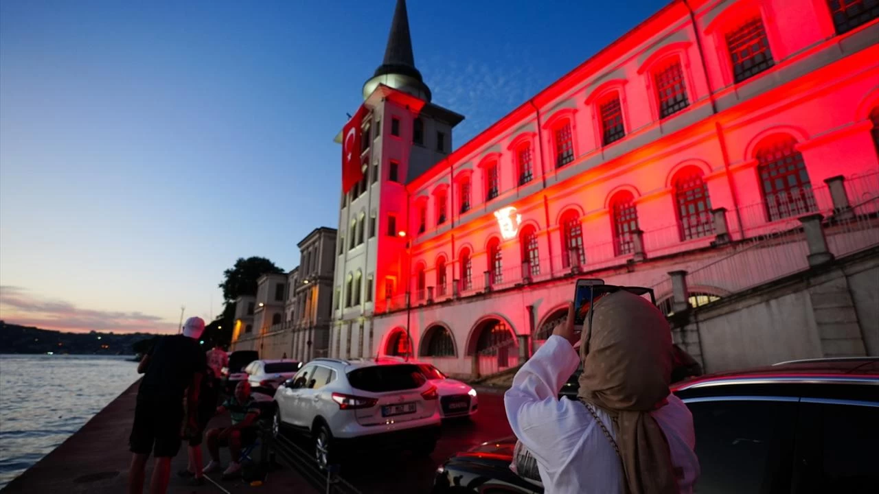 İstanbul'un tarihi mekanları 15 Temmuz anısına ışıkla aydınlatıldı! 3