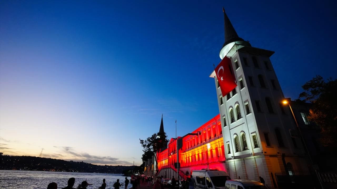 İstanbul'un tarihi mekanları 15 Temmuz anısına ışıkla aydınlatıldı! 2