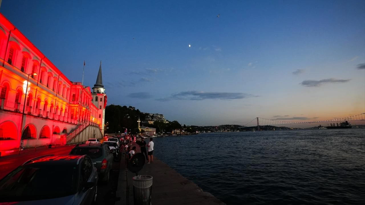 İstanbul'un tarihi mekanları 15 Temmuz anısına ışıkla aydınlatıldı! 4