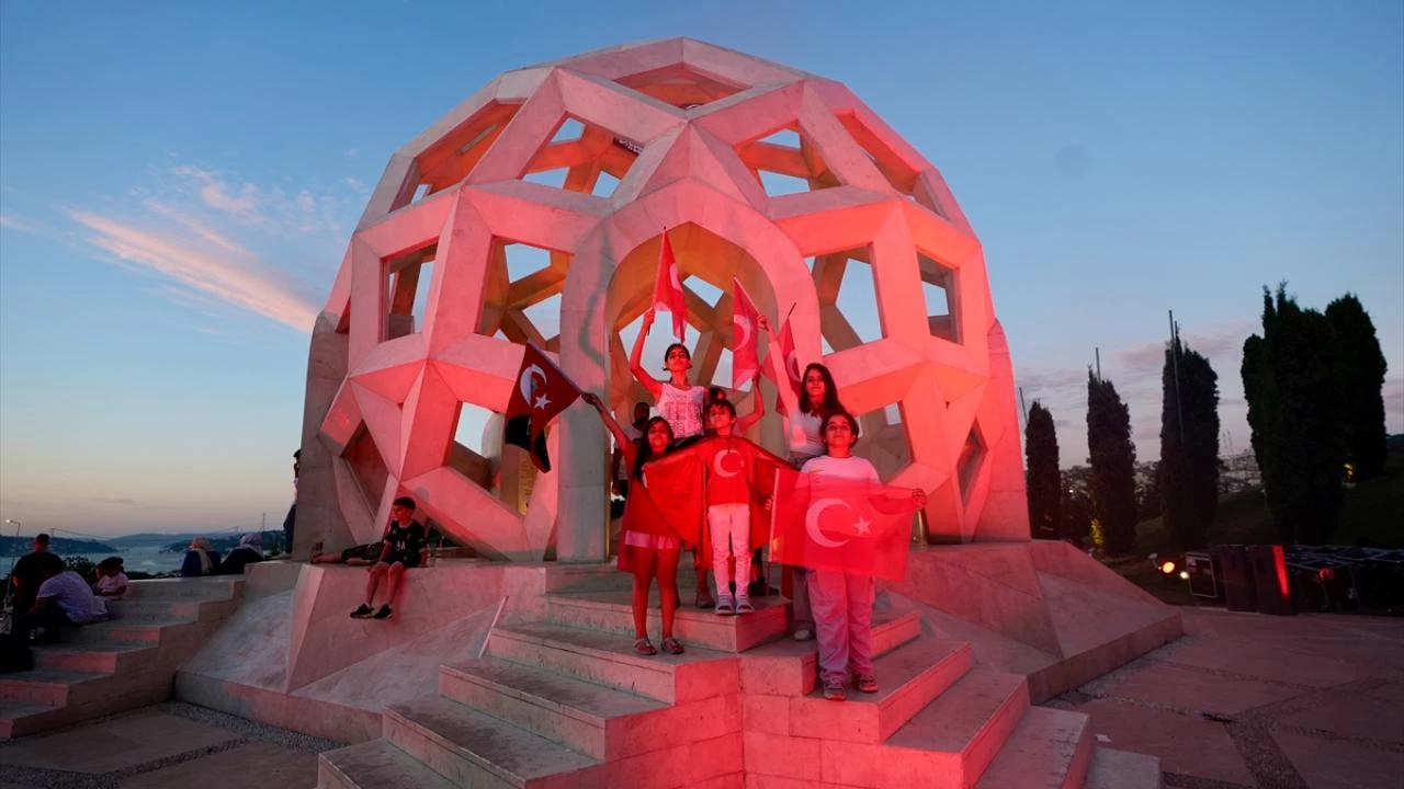 İstanbul'un tarihi mekanları 15 Temmuz anısına ışıkla aydınlatıldı! 6