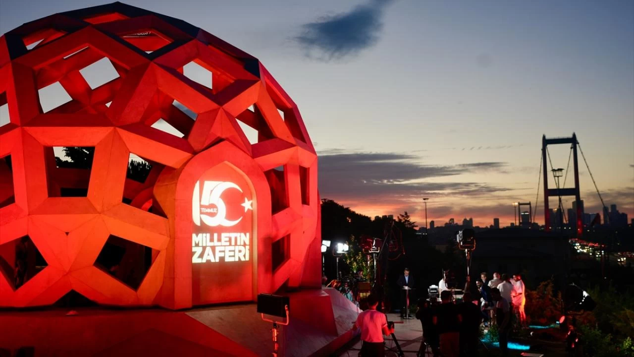 İstanbul'un tarihi mekanları 15 Temmuz anısına ışıkla aydınlatıldı! 5