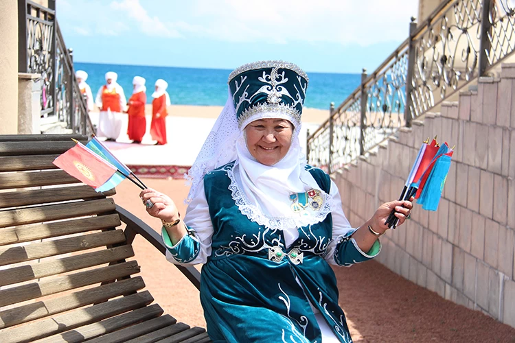 Kırgız ve Kazak nineler "Türkü kervanı" projesinde bir arada! 2