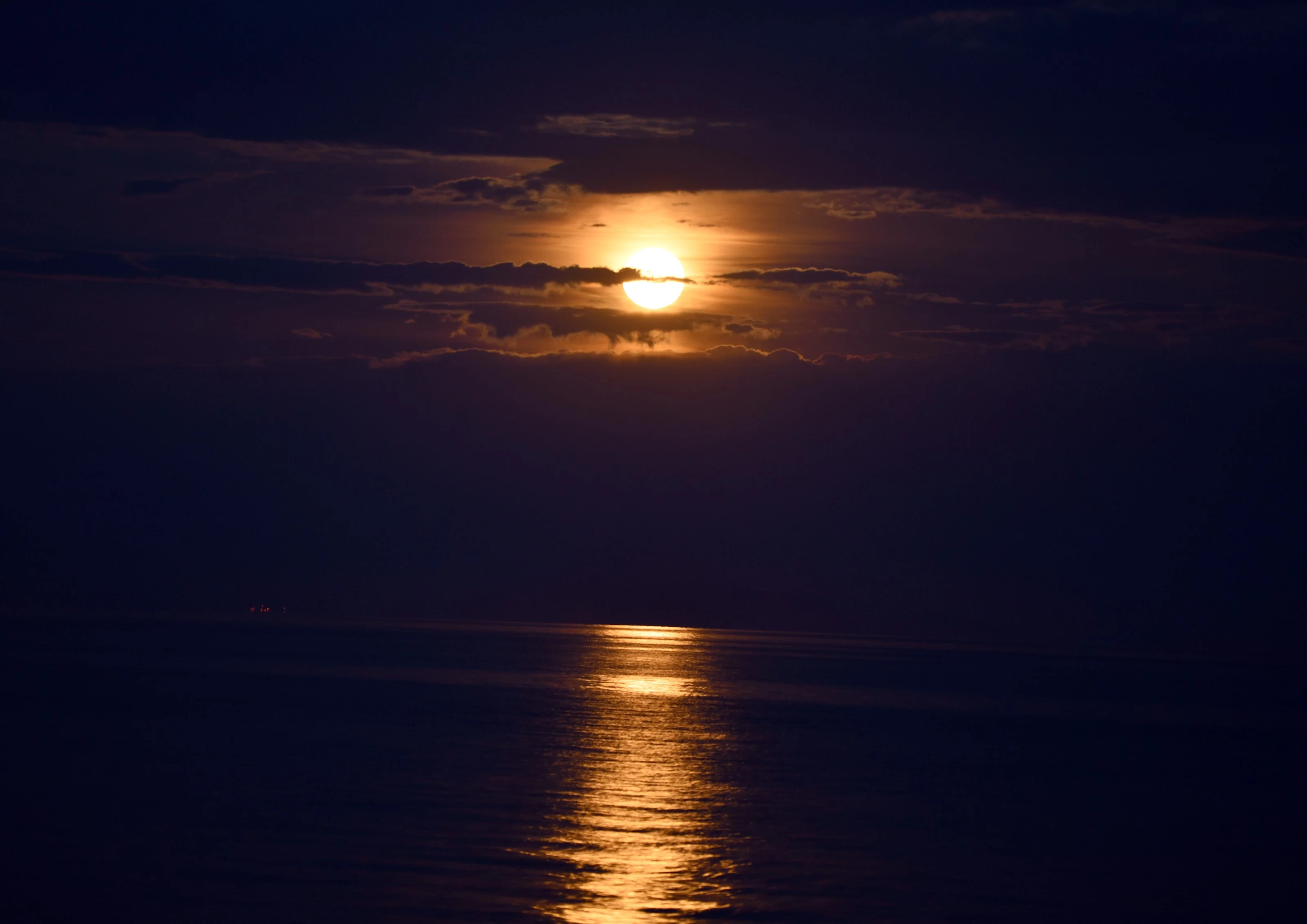 Van Gölü üzerinde yükselen Süper Ay görüntüsü hayran bıraktı 3