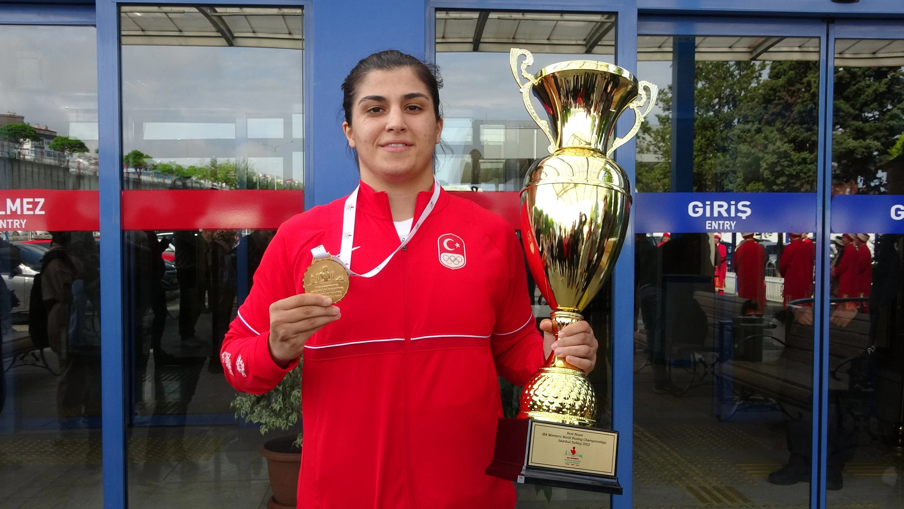 Milli boksör Busenaz Sürmeneli’ye trafikte saldırı: Tokat attı! 2