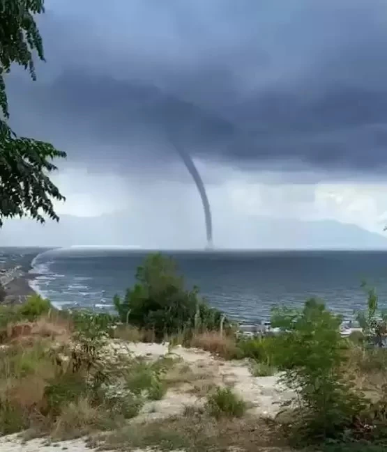 Hatay’da yağmur sonrası denizde iki ayrı hortum! 1