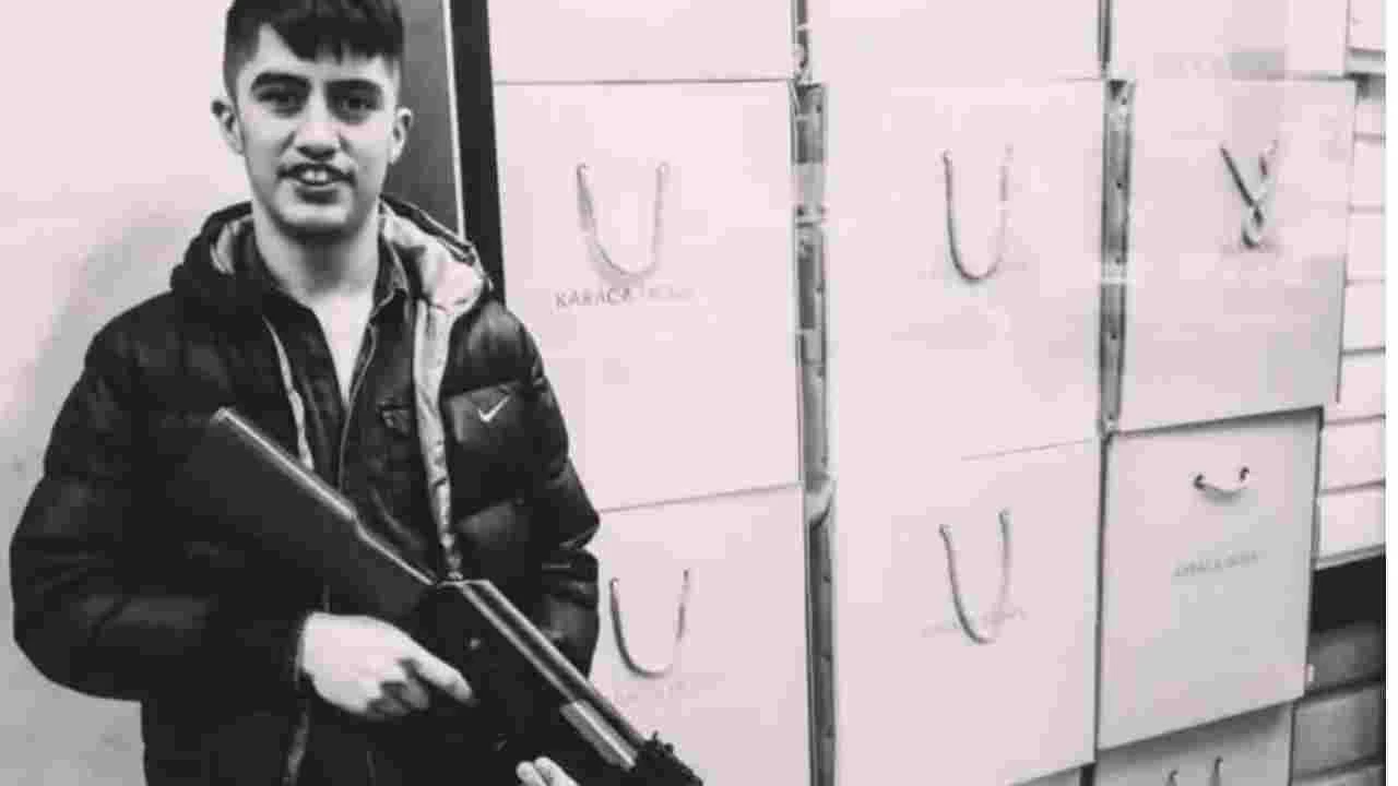 Polis katili uzun namlulu silahlarla poz vermiş 6