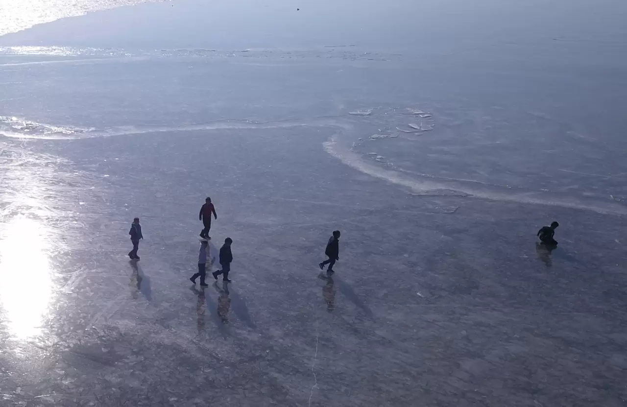 Bitlis'teki Nazik Gölü, çocukların buzda eğlence alanı oldu 4